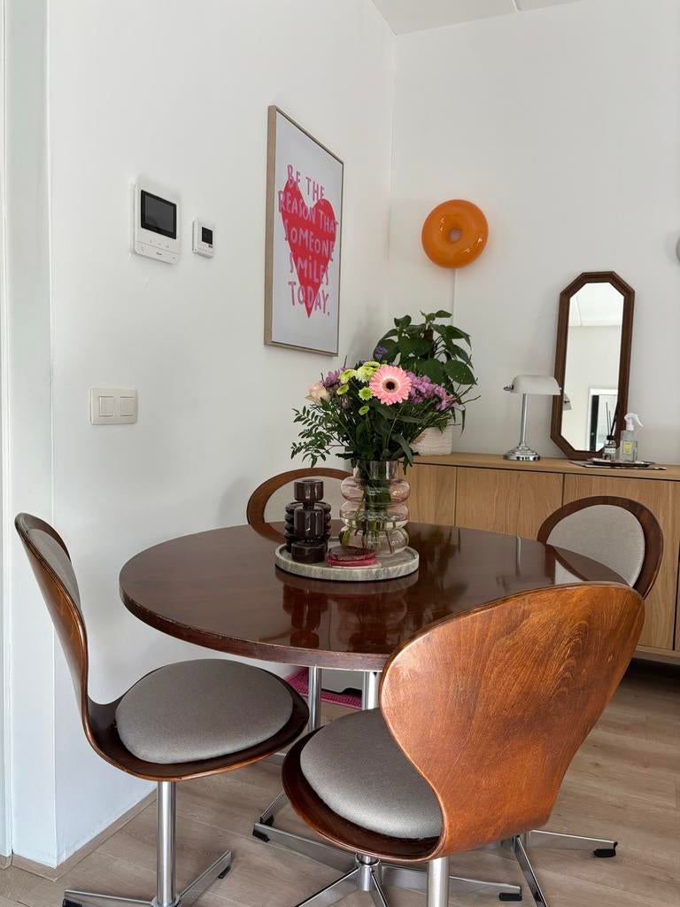 Vintage eettafel met opnieuw gestoffeerde stoelen, Huis en Inrichting, Tafels | Eettafels, Gebruikt, 100 tot 150 cm, Rond, Ophalen of Verzenden