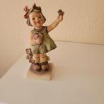 Vintage Hummel beeldje: Meisje met bloemen, Verzamelen, Beelden en Beeldjes, Ophalen of Verzenden, Gebruikt, Hummel