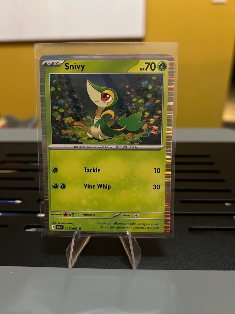Pokémon Kaart Snivy  Poster Holo 001/086 Basic HP70, Ophalen of Verzenden, Zo goed als nieuw, Losse kaart