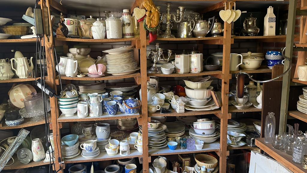 Schuur vol brocante servies glaswerk zilverwerk vaas emaille, Ophalen