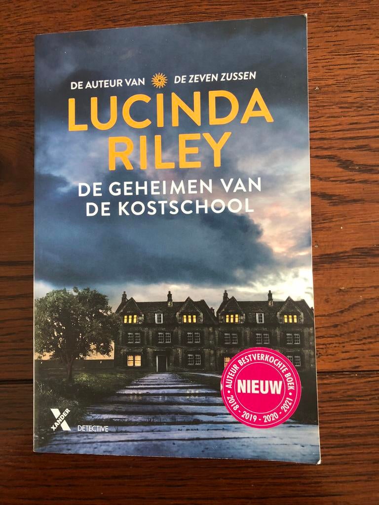 Lucinda Riley, De geheimen van de kostschool, Ophalen of Verzenden, Zo goed als nieuw, Nederland