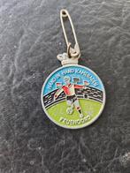 Vintage Feyenoord speldje 'Hand in Hand Kameraden', Ophalen of Verzenden, Zo goed als nieuw, Feyenoord, Overige typen