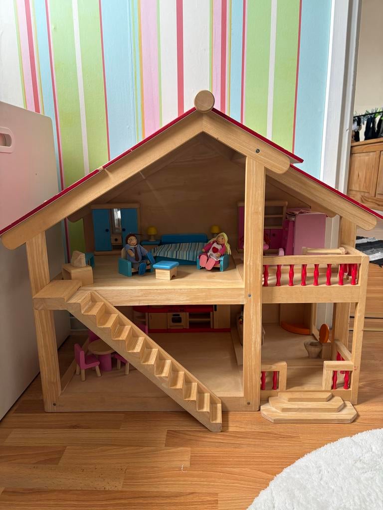 Houten poppenhuis met meubels en poppen, Ophalen, Gebruikt, Poppenhuis