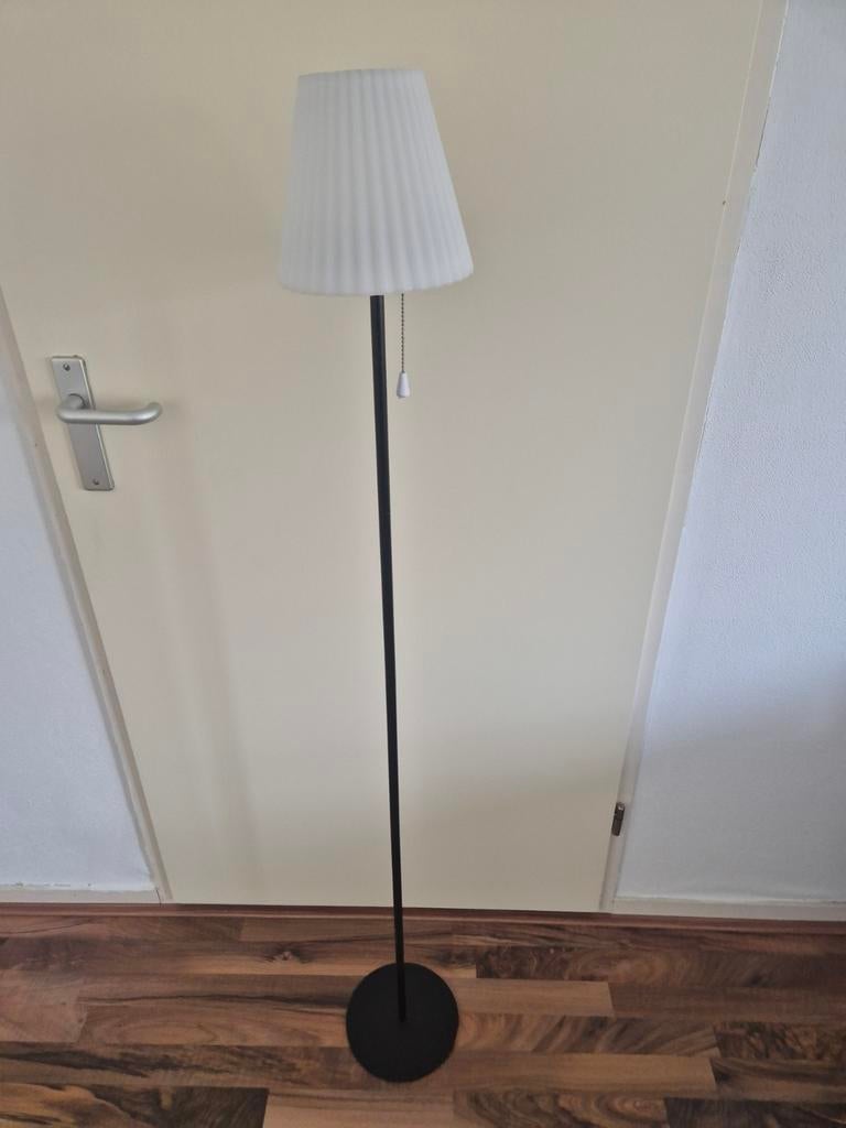 Zwarte vloerlamp (tuin) met witte kap, Ophalen, 150 tot 200 cm