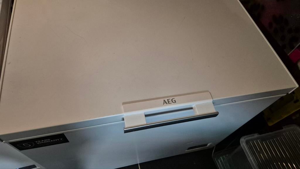 AEG vriezer op wieltjes, Witgoed en Apparatuur, Vriezers en Diepvrieskisten, Zo goed als nieuw, Vrijstaand, Vrieskist, 90 cm of meer