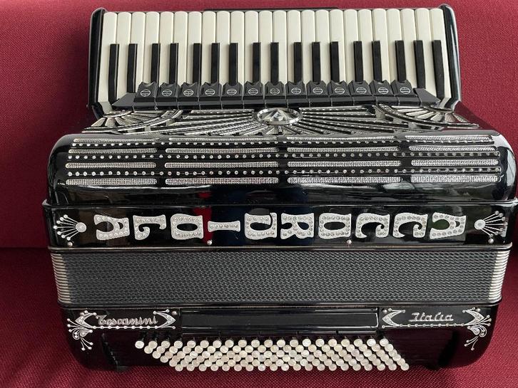 Accordiola Toscanini Cassotto accordeon . 5 korig .Z.g.a.n., Muziek en Instrumenten, Accordeons, Zo goed als nieuw, Toetsaccordeon