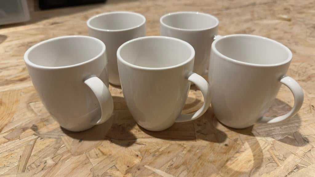 5 wit porseleinen mokken met oor, VT Wonen, Ophalen of Verzenden, Zo goed als nieuw, Effen, Kop(pen) en/of Schotel(s)