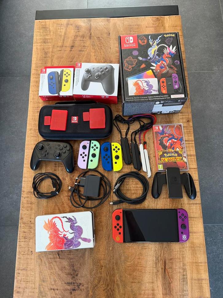 Nintendo Switch OLED Scarlet & Violet + vele extra's., Spelcomputers en Games, Spelcomputers | Nintendo Switch, Zo goed als nieuw