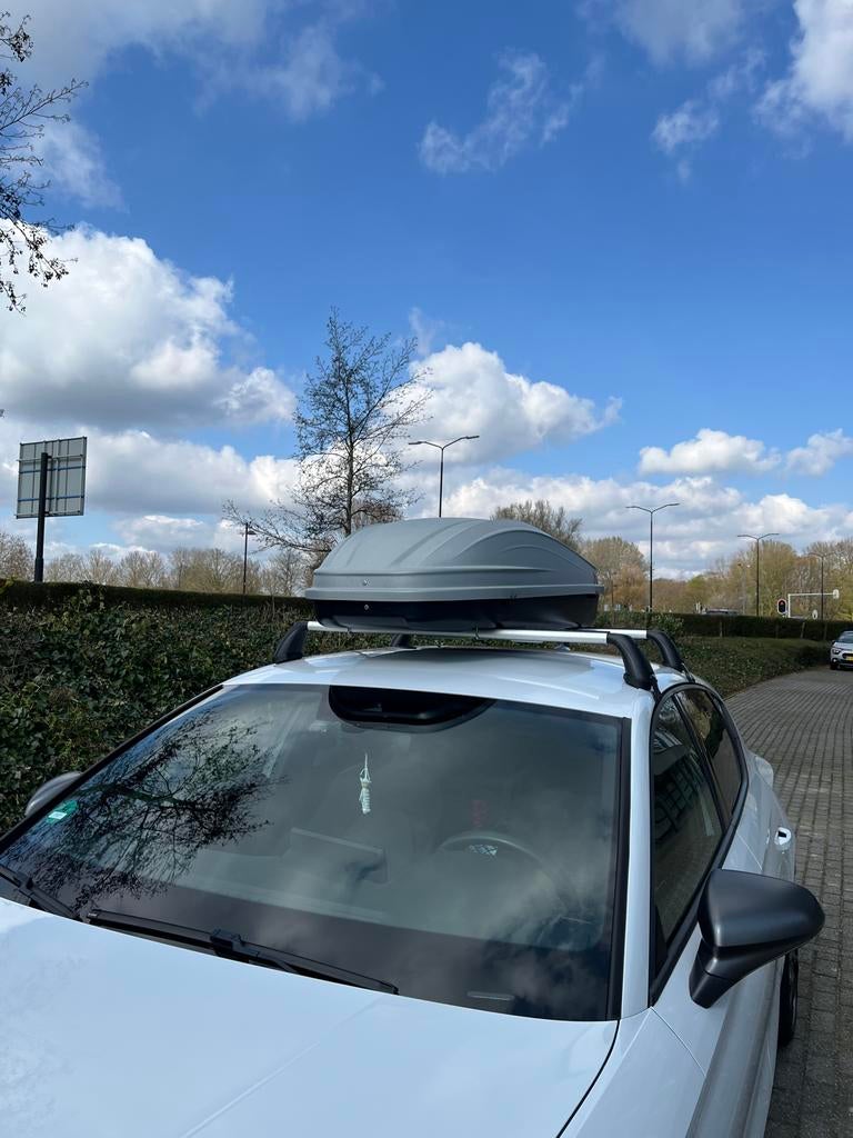 Seat Leon orginel dakdragers met dakkoffer vanaf 2020, Auto diversen, Dakdragers, Ophalen, Gebruikt