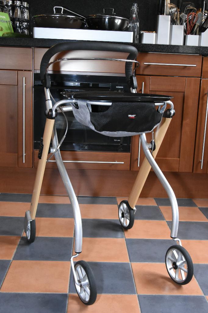 Prachtige TRUST binnenrollator met mandje (NIEUWSTE MODEL), Ophalen, Zo goed als nieuw