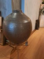 Antieke kruikvaas op smeedijzeren standaard, Ophalen