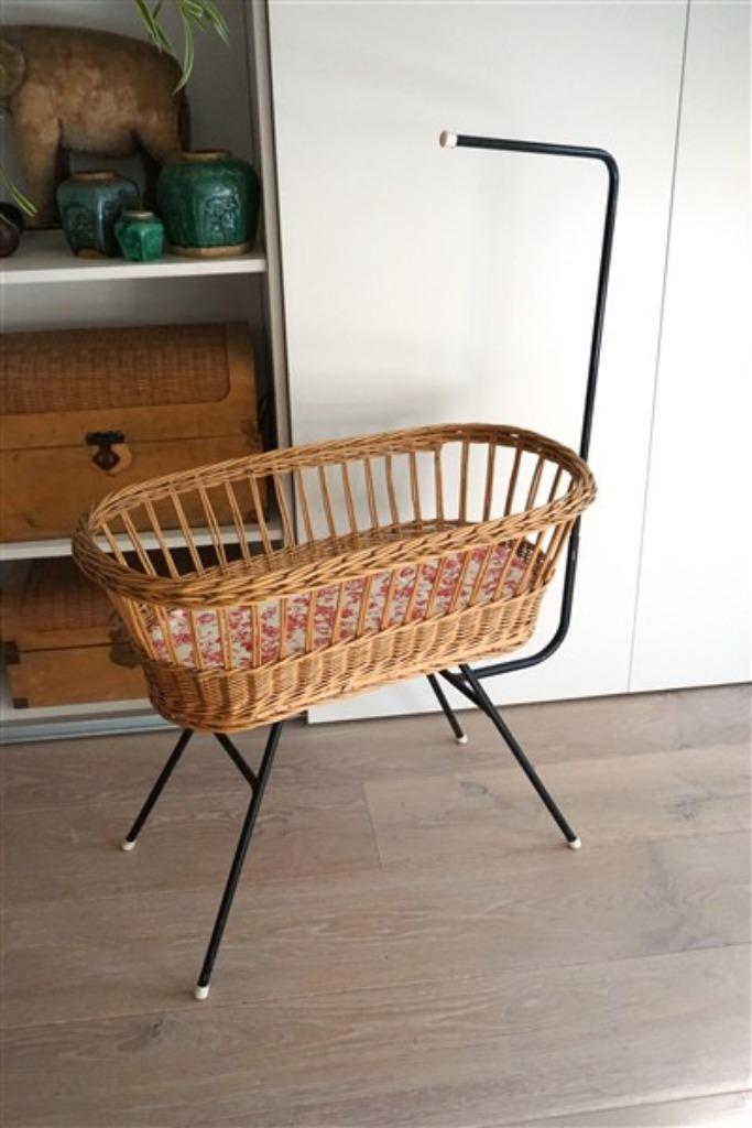 Vintage rotan poppenwieg, Kinderen en Baby's, Speelgoed | Poppen, Ophalen of Verzenden, Zo goed als nieuw, Nvt, Babypop
