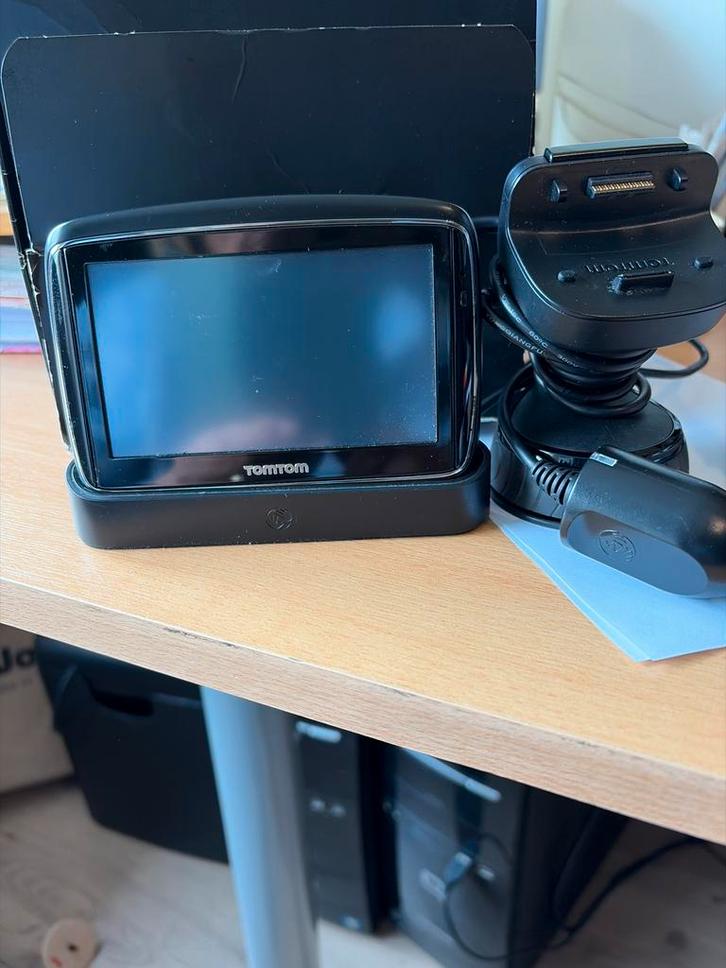 TomTom navigatiesysteem met houder en oplader, Auto diversen, Autonavigatie, Gebruikt, Ophalen