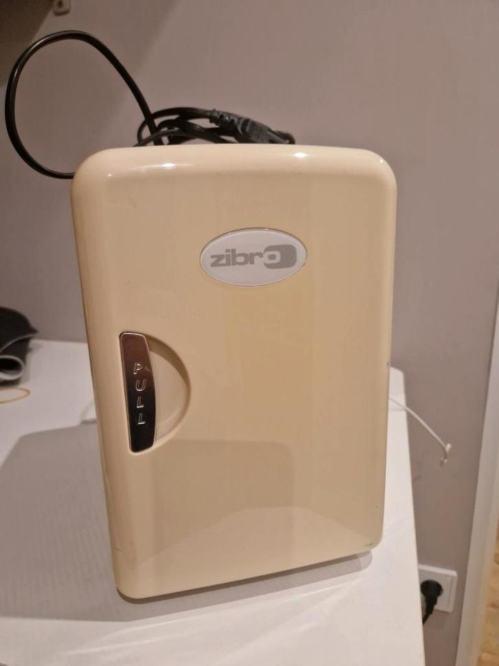 Kleine koelkast 230V en 12V - Koelt uitstekend, Witgoed en Apparatuur, Koelkasten en IJskasten, Gebruikt, Zonder vriesvak, Minder dan 75 liter