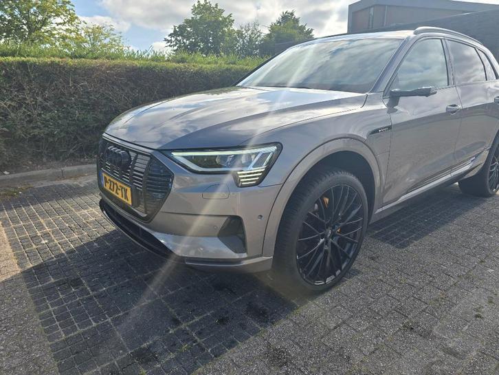 Audi e-tron 55 Quattro 95 kwh S-line full options 2019 Grijs, Auto's, Audi, Particulier, e-tron, 360° camera, 4x4, ABS, Achteruitrijcamera