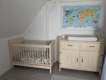 Prachtige, complete houten kinderkamer, babykamer, commode. beschikbaar voor biedingen