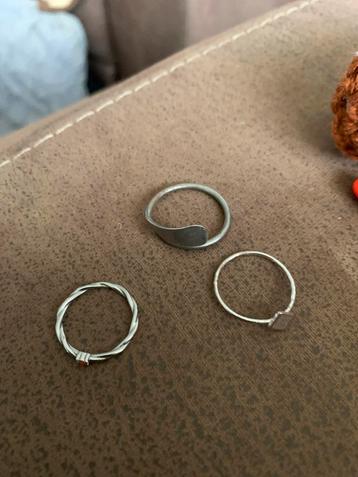 Gevonden: 3 zilverkleurige ringen in Groningen beschikbaar voor biedingen