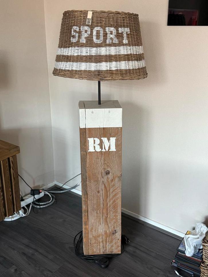 Riviera Maison Waterpaal Lamp met Rotan Kap, Huis en Inrichting, Lampen | Vloerlampen, Gebruikt, 100 tot 150 cm, Hout, Ophalen of Verzenden