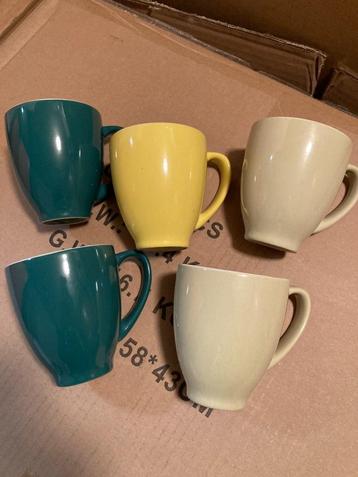 Bekers/mokjes van Ikea 2x donkergroen, 1x geel, 2x beige  beschikbaar voor biedingen