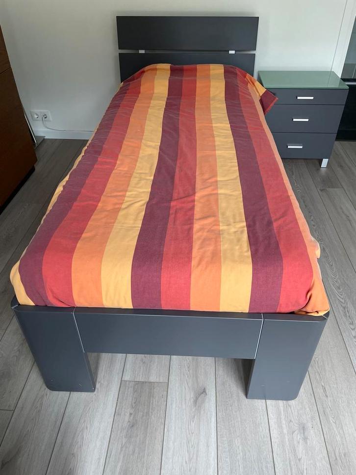 Z.g.a.n.Elektrisch 1-persoonsbed + bijbehorend nachtkast, Huis en Inrichting, Slaapkamer | Bedden, Zo goed als nieuw, Eenpersoons