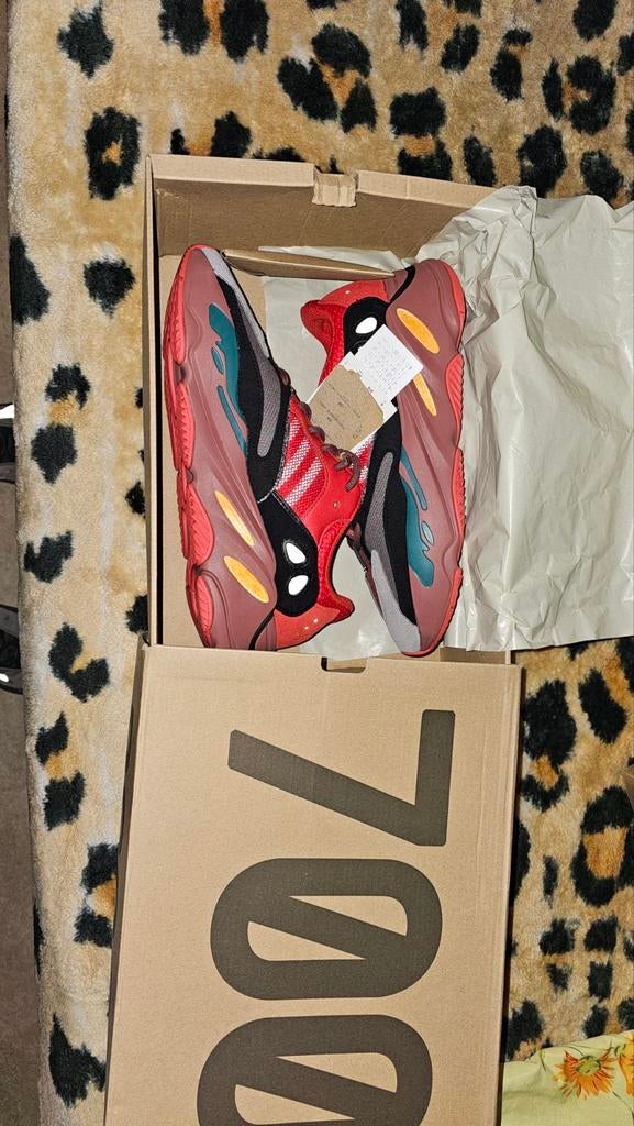 Adidas Yeezy Boost 700 Hi-Res Red - Maat 42 2/3 - Nieuw, Kleding | Heren, Schoenen, Overige kleuren, Nieuw, Ophalen of Verzenden