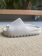 Yeezy slides maat 40 valt kleiner, Kleding | Dames, Schoenen, Beige, Slippers, Ophalen of Verzenden, Zo goed als nieuw