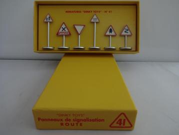 Verkeersborden set nr: 41 van Dinky Toys schaal 1/43 beschikbaar voor biedingen