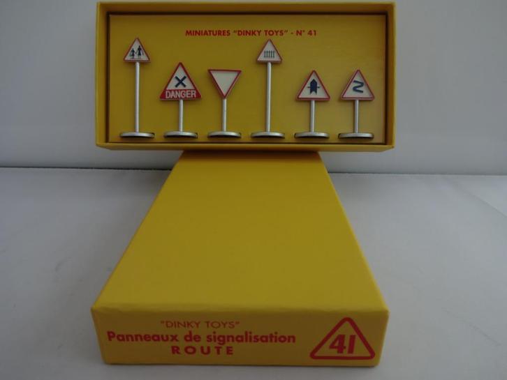 Verkeersborden set nr: 41 van Dinky Toys schaal 1/43, Hobby en Vrije tijd, Modelauto's | 1:43, Nieuw, Overige typen, Dinky Toys