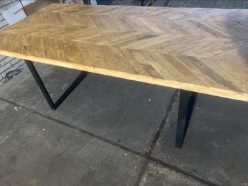 Visgraat tafel eiken zwart onderstel beschikbaar voor biedingen