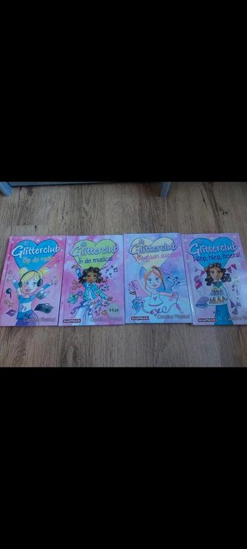 4 boeken van de Glitter club. beschikbaar voor biedingen