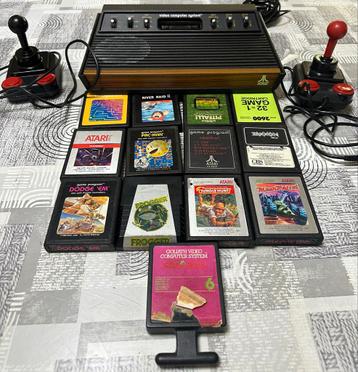 Atari 2600 met 2 controllers en 12 games beschikbaar voor biedingen
