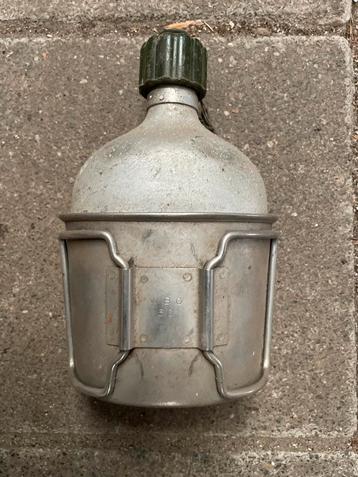 Oldschool veldfles /drinkfles in houder beschikbaar voor biedingen