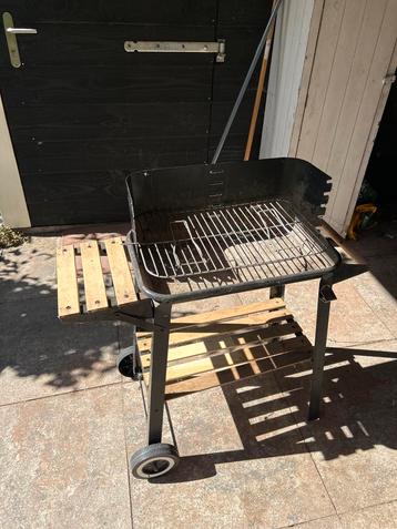 Kolen BBQ met zijtafel beschikbaar voor biedingen