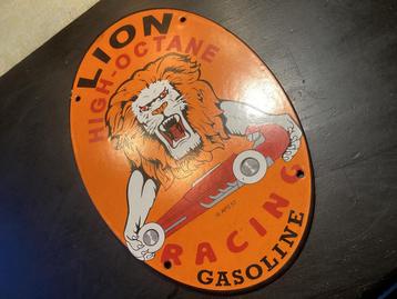 Vintage LION HIGH OCTA RACING GASOLINE reclame bord beschikbaar voor biedingen