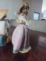 Puntgaaf Lladro beeldje.
Heel sierlijk beeldje van meisje., Ophalen of Verzenden, Zo goed als nieuw, Mens