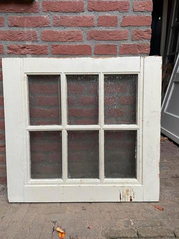 Twee oude ramen met gebobbeld melkglas: 78 x 73 cm beschikbaar voor biedingen