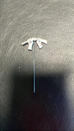 gebroken geweerje pacifisme speldje, Ophalen of Verzenden, Zo goed als nieuw, Figuurtje, Speldje of Pin
