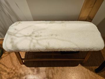 Bankje met zachte bekleding beschikbaar voor biedingen