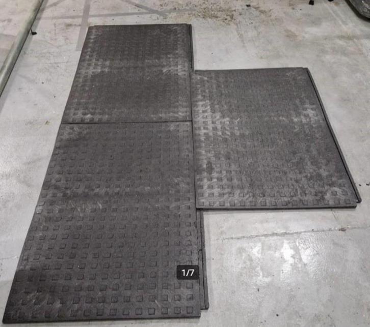 36 stuks Koppelbare kunststof rijplaten 28x800x1200mm, Doe-het-zelf en Verbouw, Platen en Panelen, Gebruikt, 20 tot 50 mm, Ophalen