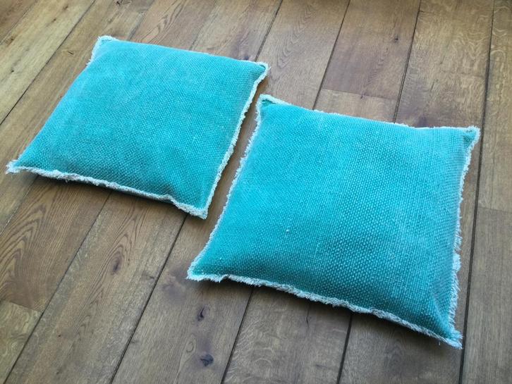 2 Turquoise Blauwe Sierkussens 50x50 cm, Huis en Inrichting, Woonaccessoires | Kussens, Zo goed als nieuw, Blauw, Vierkant, Ophalen of Verzenden