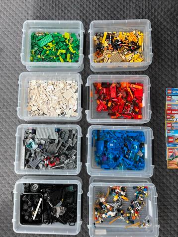 Grote partij Lego, gesorteerd + bakken en boekjes beschikbaar voor biedingen