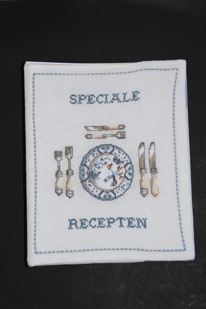 Brocante hand geborduurde recepten map kookboek, Hobby en Vrije tijd, Borduren en Borduurmachines, Nieuw, Ophalen of Verzenden