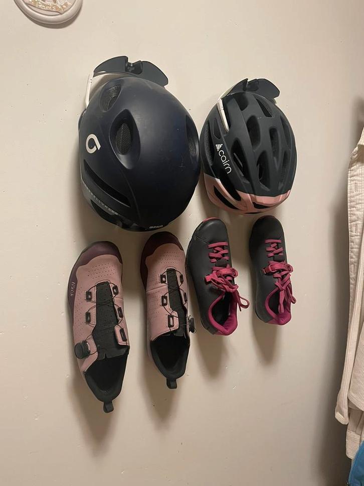 Fietsaccessoire houder – SPD/SPD-SL & helm, Fietsen en Brommers, Fietsaccessoires | Overige Fietsaccessoires, Zo goed als nieuw