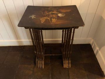 Antieke bijzettafeltjes nesttafeltjes  kunst beschikbaar voor biedingen