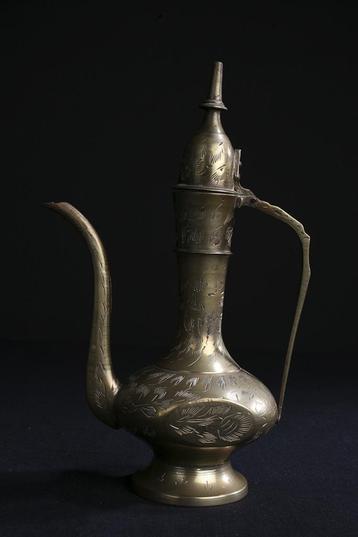 Elegant messing oliekannetje beschikbaar voor biedingen