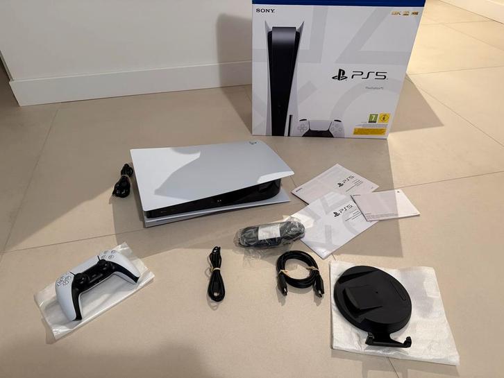 PlayStation 5 Disc Editie + Fortnite + Controller Nieuwstaat, Spelcomputers en Games, Spelcomputers | Sony PlayStation 5, Zo goed als nieuw