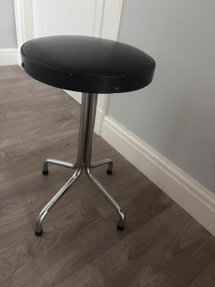 Oud Krukje met Metalen Onderstel, Huis en Inrichting, Stoelen, Gebruikt, Eén, Metaal, Zwart, Ophalen