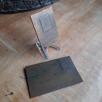 Bronzen plaquettes beschikbaar voor biedingen