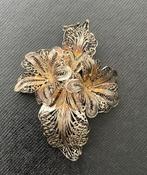Antieke vintage Filigraan broche, Ophalen of Verzenden, Gebruikt, Zilver, Overige materialen