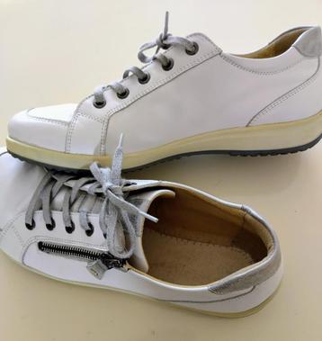 Wit leren sneakers van Helvesko. Maat 41 beschikbaar voor biedingen